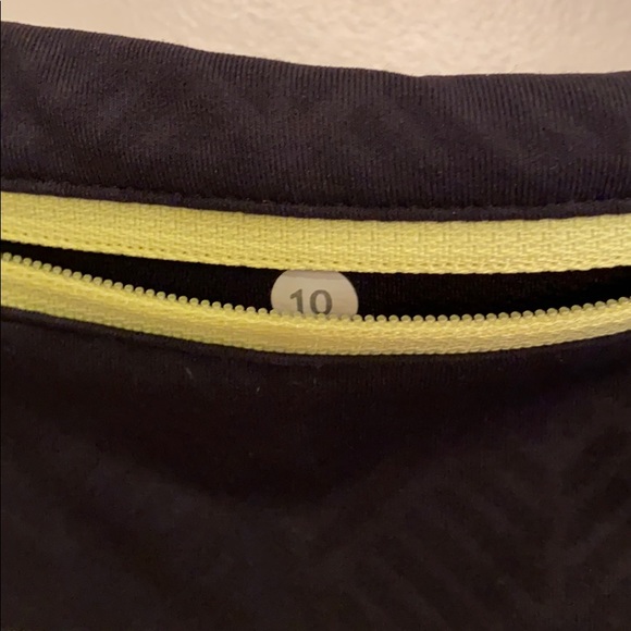 EUC Lululemon Run Times short - size 10 - Picture 3 of 4